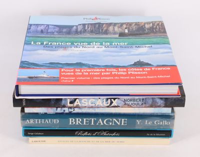 plusieurs livres empilés sur une surface blanche