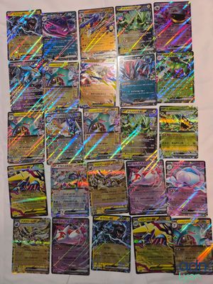 une grande collection de cartes Pokémon accrochée au mur