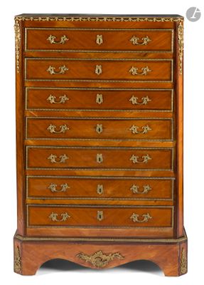une commode ancienne en bois ornée de sculptures raffinées