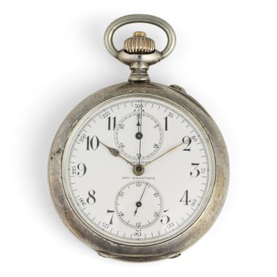 une montre de poche en argent sur fond blanc