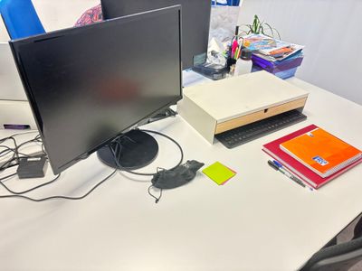 un bureau d'ordinateur équipé de deux écrans et d'un clavier