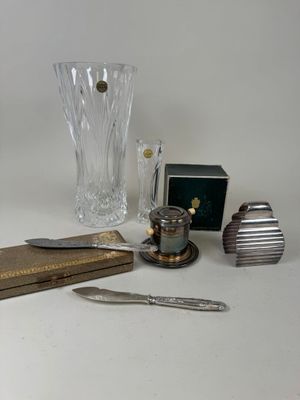 un grand nombre d'objets posés sur une table