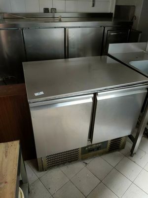 un comptoir en acier inoxydable dans une cuisine commerciale