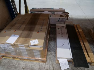 de nombreuses caisses en bois posées sur des palettes dans un entrepôt