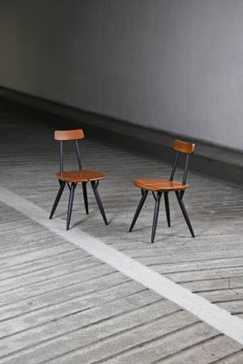 deux chaises placées au milieu d'une pièce
