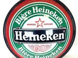 une affiche portant l'inscription « Heineken » sur le mur