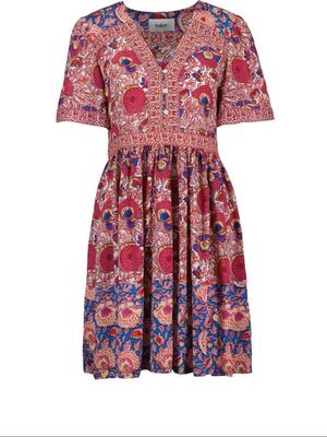 La robe est rose et bleue, avec un motif.