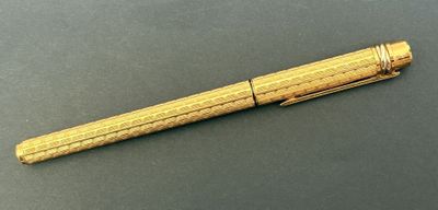 an image of a pen that is laying on top of a table