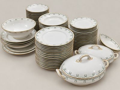 beaucoup d'assiettes empilées les unes sur les autres sur une table