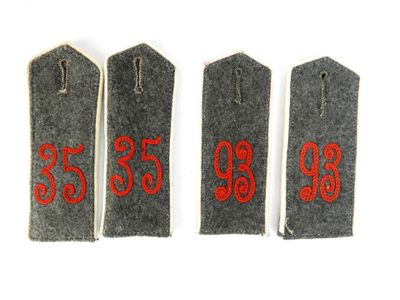 trois étiquettes portant des chiffres rouges sur un fond blanc