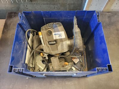 un bac bleu contenant tout un tas d'outils