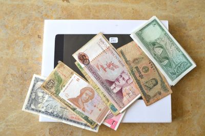 Un lot de 10 billets de banque de divers pays et divers état…