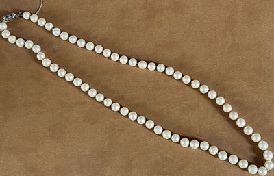 Collier de perles, fermoir en or serti de 3 brillants, avec …