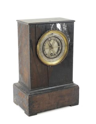 une petite horloge en bois avec un cadran noir sur fond blanc