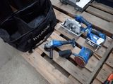 deux outils électriques posés sur une palette à côté d'un sac à outils