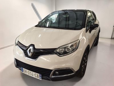 La voiture blanche est garée dans le garage d'un immeuble.