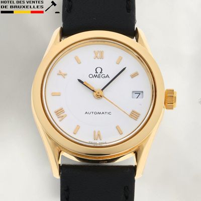 une image représentant une montre dorée et noire avec des chiffres romains