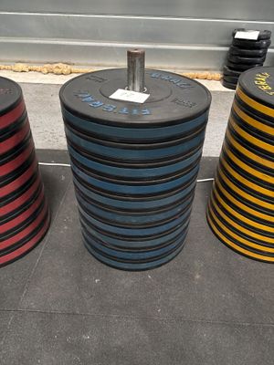 trois plaques sans inscription, noire, jaune et rouge, posées par terre