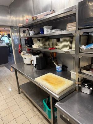 une grande cuisine avec de nombreux plans de travail en inox