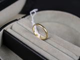 une alliance posée dans un étui à bague sur une table
