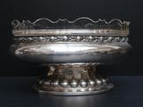 une assiette en argent ornée d'un motif décoratif