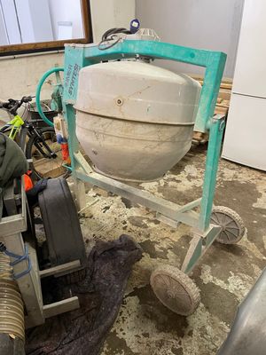 une bétonnière posée au milieu d'une pièce