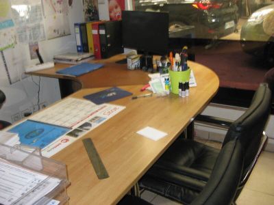 une photo d'un bureau recouvert de nombreux papiers