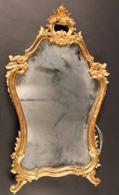 Miroir à cadre chantourné, à fronton, en bois sculpté, ajour…