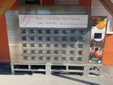 un distributeur automatique muni d'un panneau sur sa face avant