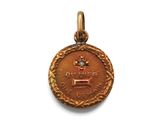 Gros plan sur une médaille d'or ornée d'une croix