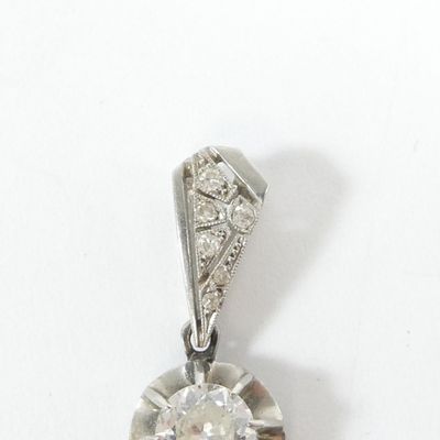 une image représentant un pendentif en diamant sur fond blanc