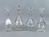 trois vases en verre transparent posés les uns à côté des autres sur une table
