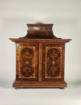 une vieille armoire en bois avec des sculptures et des gravures sur les portes