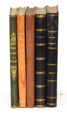 plusieurs vieux livres sont alignés sur une surface blanche