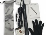 un sèche-cheveux, des gants et d'autres objets posés sur la table