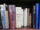 plusieurs livres qui se trouvent ensemble sur une étagère