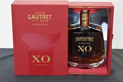 une photo d'une bouteille de cognac XO dans un coffret rouge