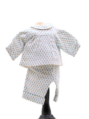 une chemise et un pantalon à carreaux blancs et bleus sur un mannequin