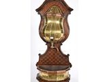 une horloge ancienne en bois avec un miroir au milieu