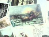 de nombreuses photos de personnes dans un bateau posées sur une table