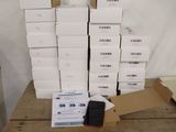 une pile de cartons et un téléphone portable posés sur une table