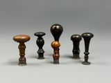quatre types différents de boutons en bois sur une surface grise