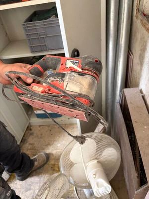 un homme qui travaille sur une machine dans une pièce