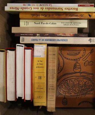 de nombreux livres qui se trouvent sur une étagère dans une boîte