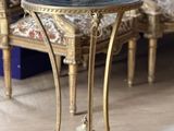 une petite table posée à même le sol près d'un canapé
