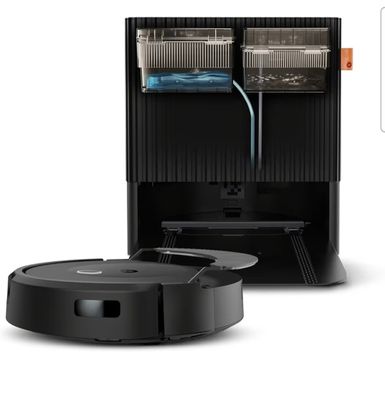 une image représentant un aspirateur robot sur lequel est posée une boîte