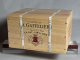 une boîte en bois avec une étiquette dessus, posée sur une table