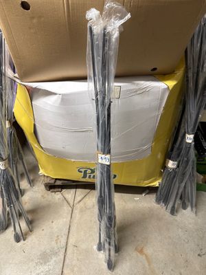 tout un tas de balais posés sur un carton