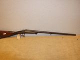 un fusil posé sur une table