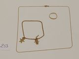 une photo d'un collier, d'un bracelet et d'une bague posés sur une table
